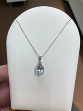 Laden Sie das Bild in den Galerie-Viewer, Aquamarine And Diamond White Gold Pendant