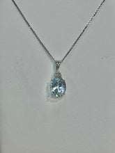 Laden Sie das Bild in den Galerie-Viewer, Aquamarine And Diamond White Gold Pendant