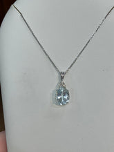 Laden Sie das Bild in den Galerie-Viewer, Aquamarine And Diamond White Gold Pendant