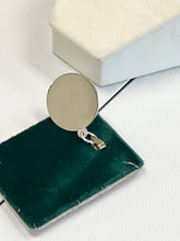 Cargar imagen en el visor de la galería, Taurus Silver Charm