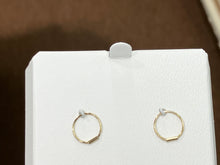 Cargar imagen en el visor de la galería, Small Gold Hoop Earrings