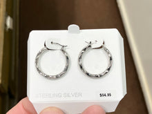 Laden Sie das Bild in den Galerie-Viewer, Silver Embossed Shell Hoop Earrings