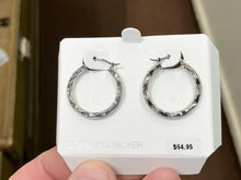 Laden Sie das Bild in den Galerie-Viewer, Silver Embossed Shell Hoop Earrings