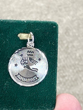 Laden Sie das Bild in den Galerie-Viewer, Aquarius Silver Charm