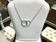 Cargar imagen en el visor de la galería, Silver Interlocking Circle Necklace