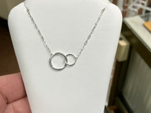 Laden Sie das Bild in den Galerie-Viewer, Silver Interlocking Circle Necklace