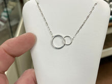 Laden Sie das Bild in den Galerie-Viewer, Silver Interlocking Circle Necklace