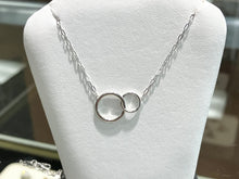 Cargar imagen en el visor de la galería, Silver Interlocking Circle Necklace