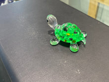 Laden Sie das Bild in den Galerie-Viewer, Green Turtle Glass Figurine