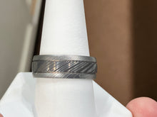 Cargar imagen en el visor de la galería, Damascus Steel Wedding Ring