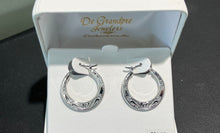 Laden Sie das Bild in den Galerie-Viewer, Sterling Silver Engraved Hoop Earrings