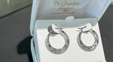Laden Sie das Bild in den Galerie-Viewer, Sterling Silver Engraved Hoop Earrings