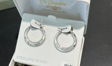 Laden Sie das Bild in den Galerie-Viewer, Sterling Silver Engraved Hoop Earrings