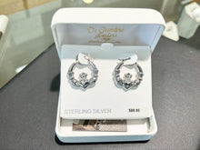Cargar imagen en el visor de la galería, Silver Claddagh Hoop Earrings