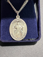 Laden Sie das Bild in den Galerie-Viewer, Divine Mercy Silver Pendant With Chain