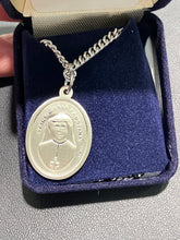 Laden Sie das Bild in den Galerie-Viewer, Divine Mercy Silver Pendant With Chain