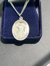 Laden Sie das Bild in den Galerie-Viewer, Divine Mercy Silver Pendant With Chain