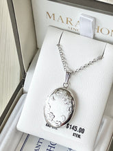 Laden Sie das Bild in den Galerie-Viewer, Oval Silver Locket And Chain