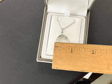 Laden Sie das Bild in den Galerie-Viewer, Oval Silver Locket And Chain