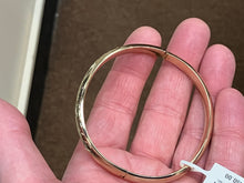 Laden Sie das Bild in den Galerie-Viewer, Gold Filled Bangle Bracelet
