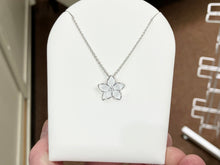 Charger l&#39;image dans la galerie, White Stephanotis Flower Silver Adjustable Necklace