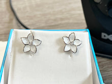 Charger l&#39;image dans la galerie, White Stephanotis Flower Earrings With White Sapphire