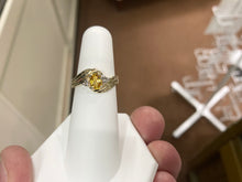 Laden Sie das Bild in den Galerie-Viewer, Golden Sapphire And Diamond Gold Ring