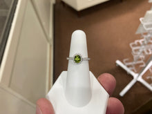 Charger l&#39;image dans la galerie, Peridot And Diamond White Gold Ring