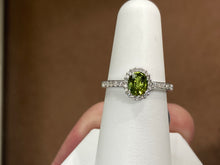 Charger l&#39;image dans la galerie, Peridot And Diamond White Gold Ring