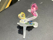 Laden Sie das Bild in den Galerie-Viewer, Butterflies Crystal Figurine