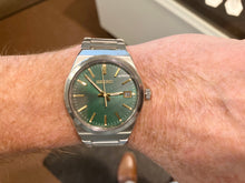 Laden Sie das Bild in den Galerie-Viewer, Seiko Essentials Men's Watch Green Dial Stainless Steel