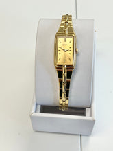 Laden Sie das Bild in den Galerie-Viewer, Women's Seiko Gold Tone Stainless Steel Watch SWR048