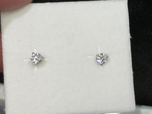 Laden Sie das Bild in den Galerie-Viewer, Lab Grown Diamond Stud Earrings 1.02 Carats