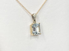 Charger l&#39;image dans la galerie, Aquamarine And Diamond Gold Pendant With Chain