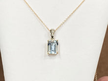 Laden Sie das Bild in den Galerie-Viewer, Aquamarine And Diamond Gold Pendant With Chain