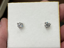 Laden Sie das Bild in den Galerie-Viewer, Lab Grown Diamond Stud Earrings 2.03 Carats