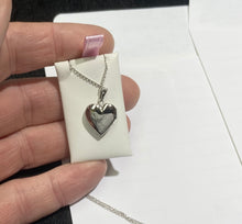 Cargar imagen en el visor de la galería, Heart Locket Sterling Silver Mother Of Pearl Rope Chain Engravable