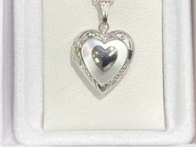 Laden Sie das Bild in den Galerie-Viewer, Heart Locket Sterling Silver Mother Of Pearl Rope Chain Engravable
