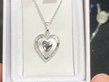 Charger l&#39;image dans la galerie, Heart Locket Sterling Silver Mother Of Pearl Rope Chain Engravable