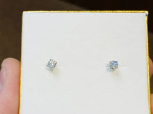 Laden Sie das Bild in den Galerie-Viewer, Half Carat Natural Diamond Earrings