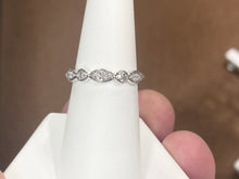 Cargar imagen en el visor de la galería, Silver Diamond Wedding Ring