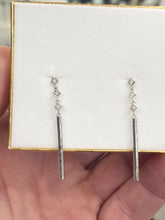 Laden Sie das Bild in den Galerie-Viewer, Silver Diamond Dangle Earrings