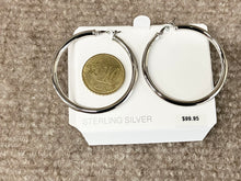 Laden Sie das Bild in den Galerie-Viewer, Silver Hoop Earrings