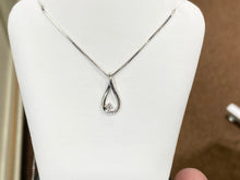 Laden Sie das Bild in den Galerie-Viewer, Silver Diamond Pendant With Adjustable Chain