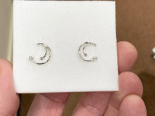 Cargar imagen en el visor de la galería, Silver Diamond Swirl Earrings