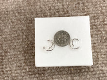 Cargar imagen en el visor de la galería, Silver Diamond Swirl Earrings