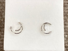 Laden Sie das Bild in den Galerie-Viewer, Silver Diamond Swirl Earrings