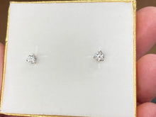 Laden Sie das Bild in den Galerie-Viewer, Lab Grown Diamond Stud Earrings 0.65 Carats