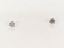 Laden Sie das Bild in den Galerie-Viewer, Lab Grown Diamond Stud Earrings 0.65 Carats