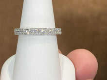 Laden Sie das Bild in den Galerie-Viewer, White Gold Diamond Wedding Ring